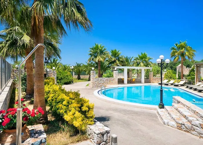 Epavlis Akrotiri Villa *