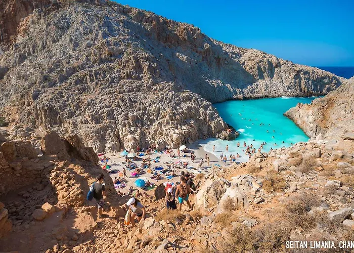 Epavlis Akrotiri Villa *